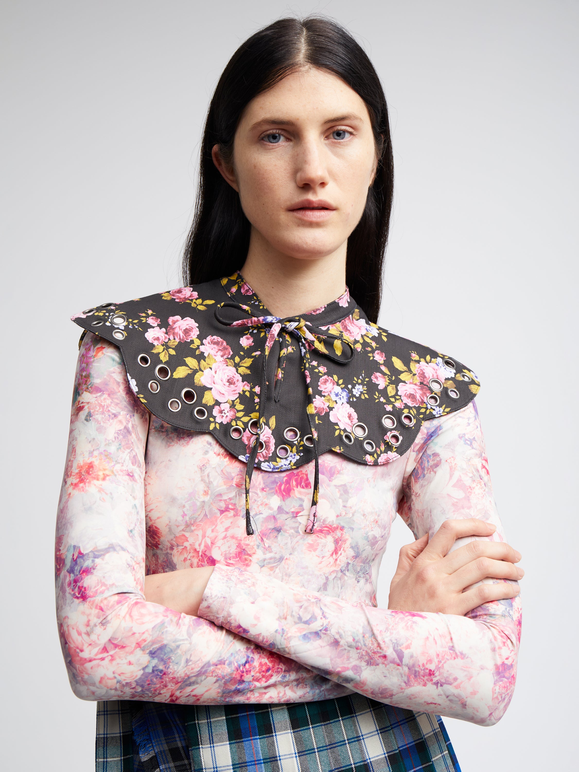 Scallop Collar with Grommets